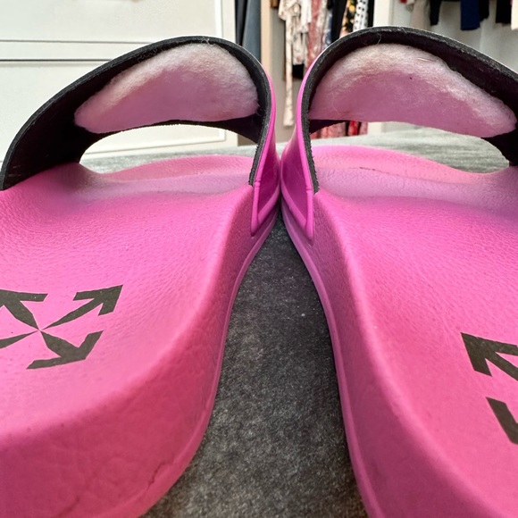 Off-white slides - Picture 3 of 6